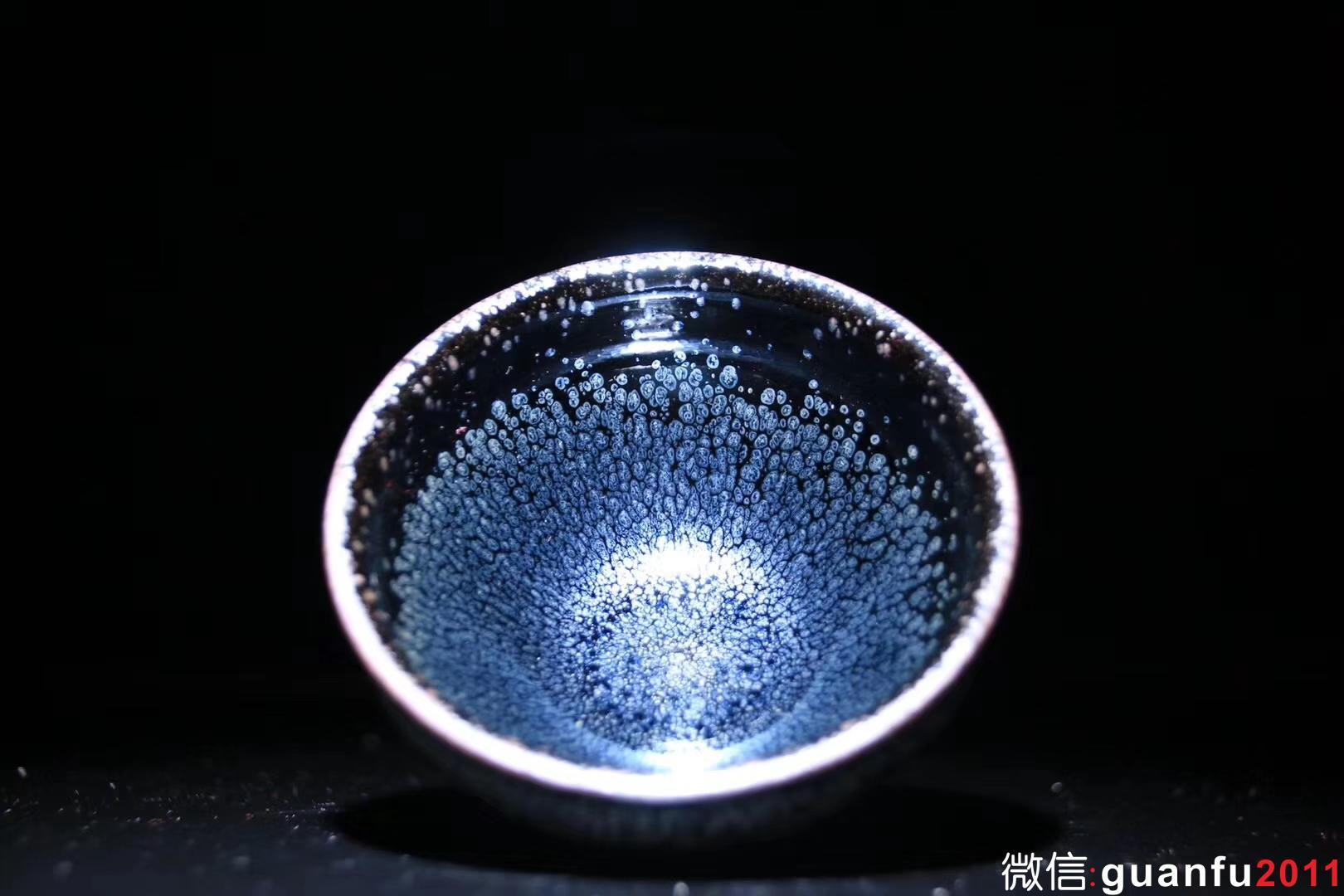 【作者】陳春華老師 作品 【品名】黑釉油滴 【規(guī)格】8 x 5 cm 【制作】落款配證書 【品相】全品無暇 【材質(zhì)】鐵胎，天然礦釉 【產(chǎn)地】建陽·水吉 【燒制溫度】1300度