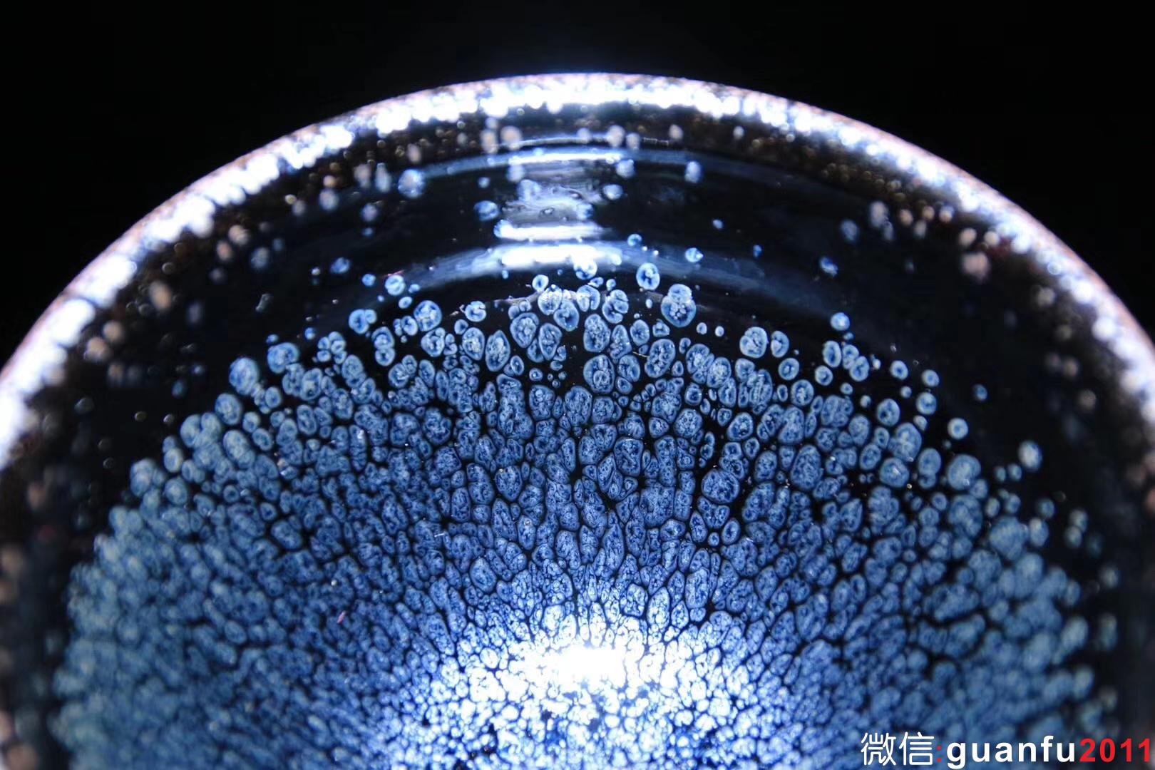 【作者】陳春華老師 作品 【品名】黑釉油滴 【規(guī)格】8 x 5 cm 【制作】落款配證書 【品相】全品無暇 【材質(zhì)】鐵胎，天然礦釉 【產(chǎn)地】建陽·水吉 【燒制溫度】1300度