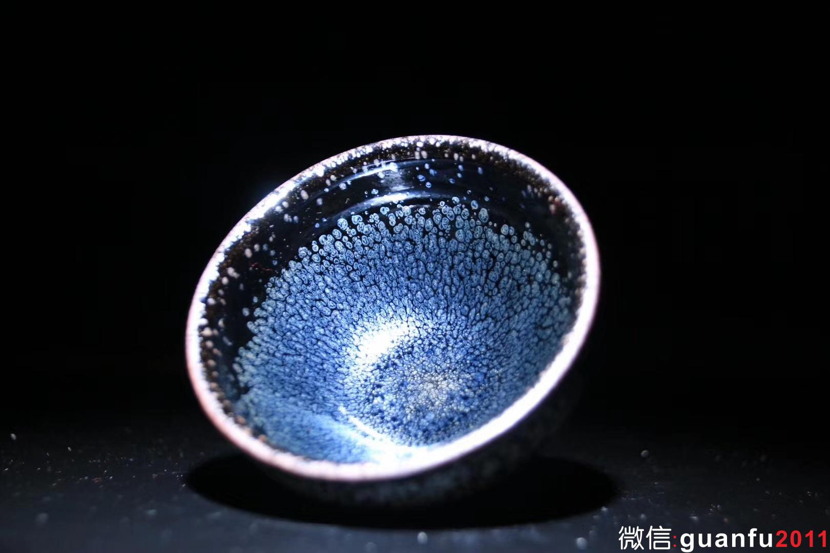 【作者】陳春華老師 作品 【品名】黑釉油滴 【規(guī)格】8 x 5 cm 【制作】落款配證書 【品相】全品無暇 【材質(zhì)】鐵胎，天然礦釉 【產(chǎn)地】建陽·水吉 【燒制溫度】1300度