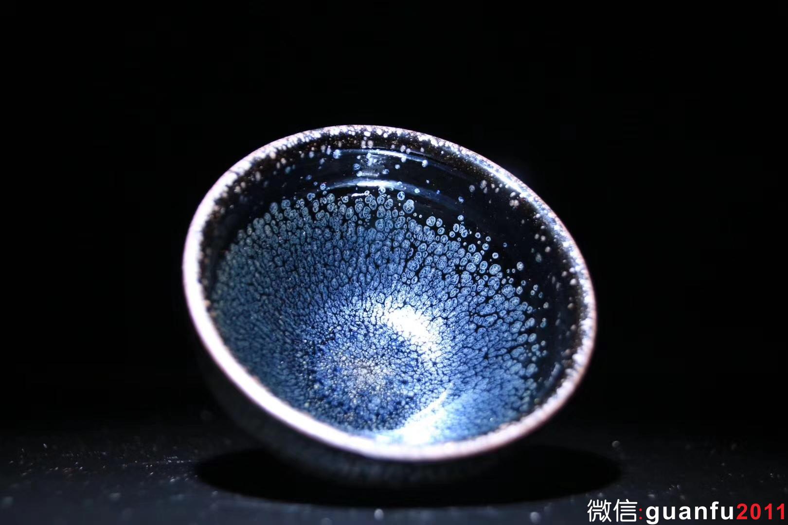 【作者】陳春華老師 作品 【品名】黑釉油滴 【規(guī)格】8 x 5 cm 【制作】落款配證書 【品相】全品無暇 【材質(zhì)】鐵胎，天然礦釉 【產(chǎn)地】建陽·水吉 【燒制溫度】1300度