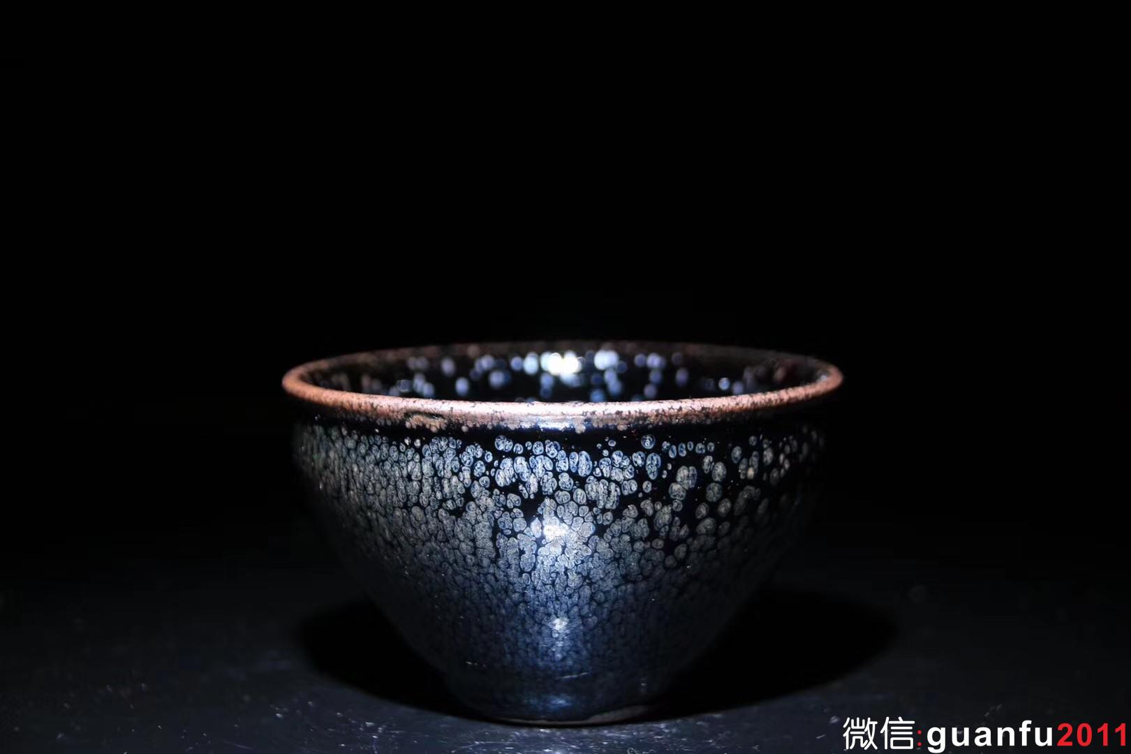【作者】陳春華老師 作品 【品名】黑釉油滴 【規(guī)格】8 x 5 cm 【制作】落款配證書 【品相】全品無暇 【材質(zhì)】鐵胎，天然礦釉 【產(chǎn)地】建陽·水吉 【燒制溫度】1300度