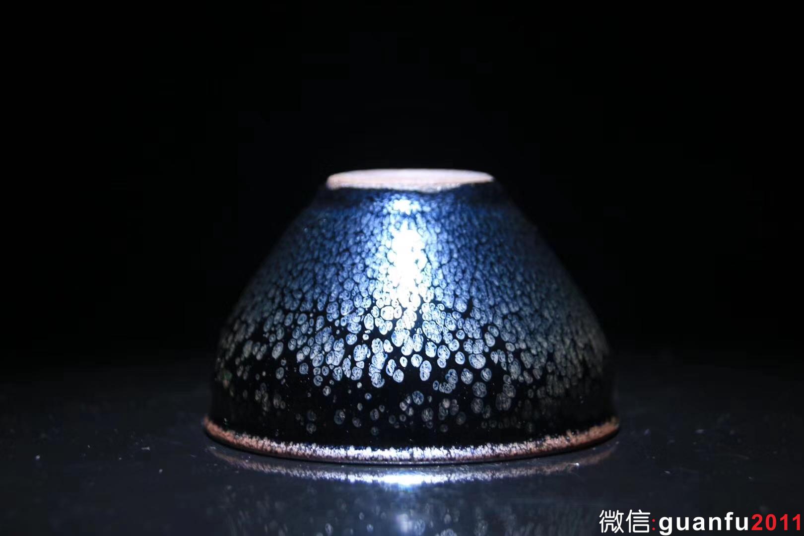 【作者】陳春華老師 作品 【品名】黑釉油滴 【規(guī)格】8 x 5 cm 【制作】落款配證書 【品相】全品無暇 【材質(zhì)】鐵胎，天然礦釉 【產(chǎn)地】建陽·水吉 【燒制溫度】1300度