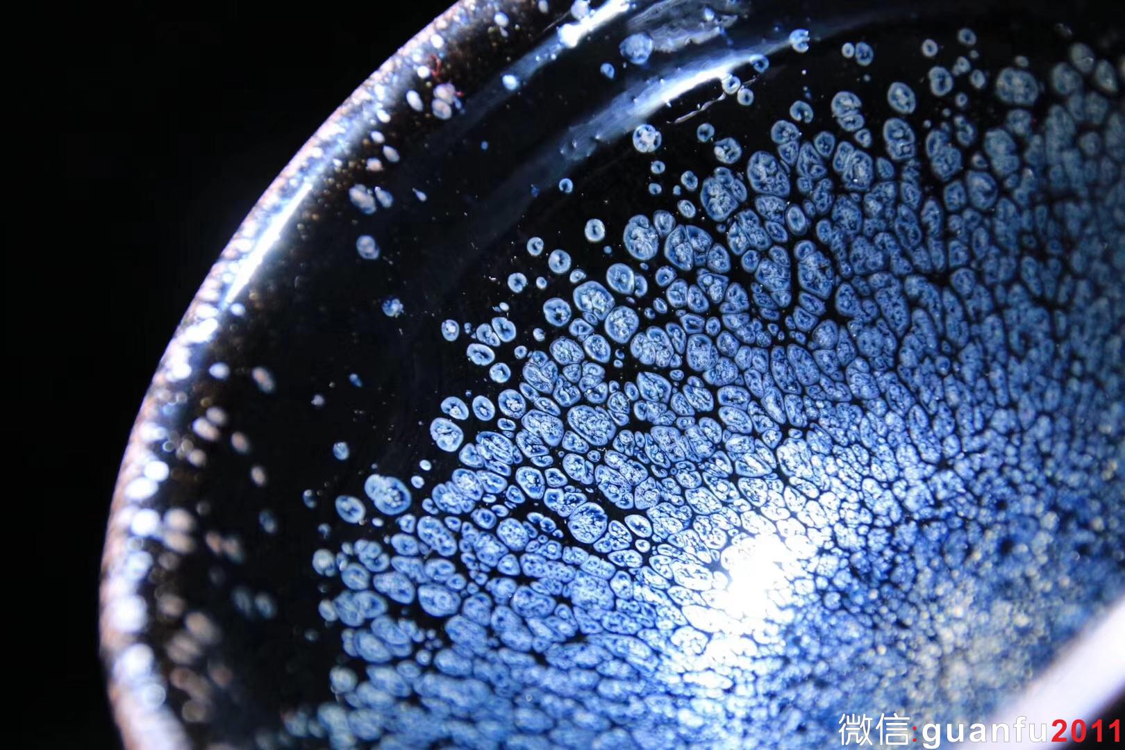 【作者】陳春華老師 作品 【品名】黑釉油滴 【規(guī)格】8 x 5 cm 【制作】落款配證書 【品相】全品無暇 【材質(zhì)】鐵胎，天然礦釉 【產(chǎn)地】建陽·水吉 【燒制溫度】1300度