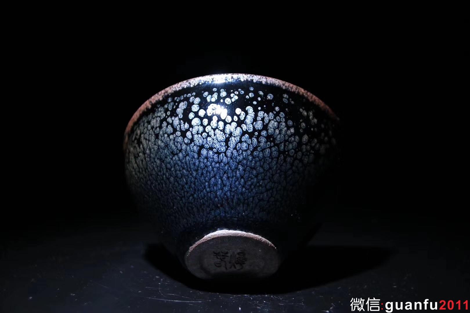 【作者】陳春華老師 作品 【品名】黑釉油滴 【規(guī)格】8 x 5 cm 【制作】落款配證書 【品相】全品無暇 【材質(zhì)】鐵胎，天然礦釉 【產(chǎn)地】建陽·水吉 【燒制溫度】1300度