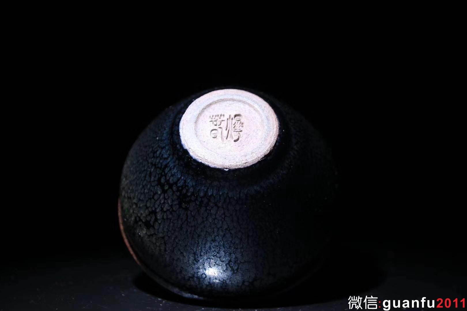 【作者】陳春華老師 作品 【品名】黑釉油滴 【規(guī)格】8 x 5 cm 【制作】落款配證書 【品相】全品無暇 【材質(zhì)】鐵胎，天然礦釉 【產(chǎn)地】建陽·水吉 【燒制溫度】1300度