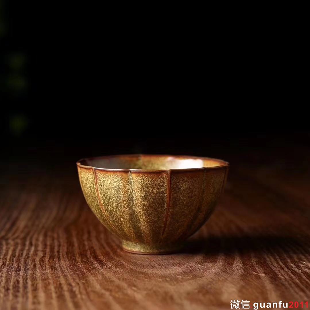 【作者】 陳愛(ài)明 作品 【品名】 茶葉沫釉 品茗杯 【規(guī)格】 口8.4高4.9 容量110ml 【制作】 手工 【包裝】禮盒包裝 附帶作者簡(jiǎn)介 【材質(zhì)】天然礦釉 【產(chǎn)地】浙江龍泉 【燒制溫度】1300度