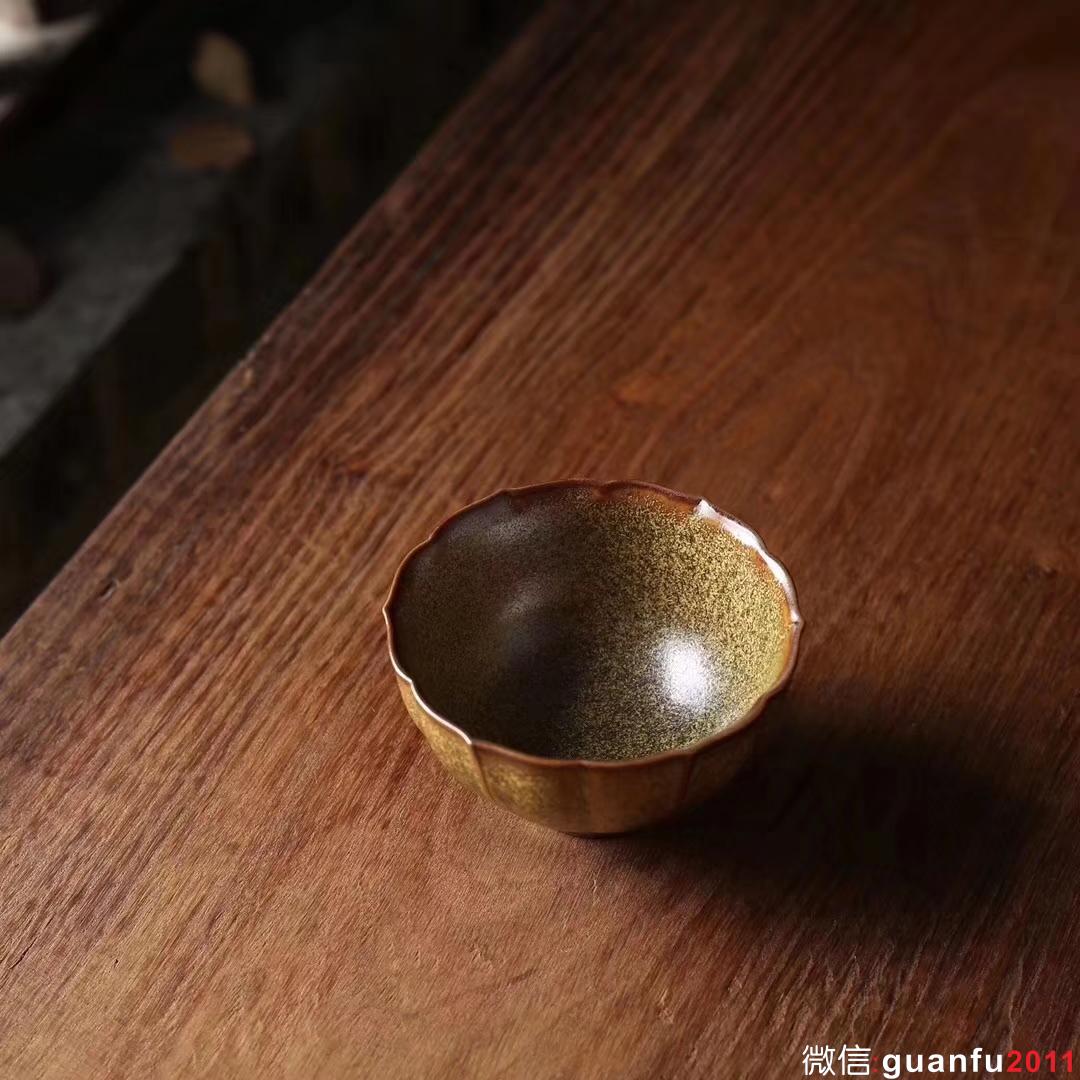 【作者】 陳愛(ài)明 作品 【品名】 茶葉沫釉 品茗杯 【規(guī)格】 口8.4高4.9 容量110ml 【制作】 手工 【包裝】禮盒包裝 附帶作者簡(jiǎn)介 【材質(zhì)】天然礦釉 【產(chǎn)地】浙江龍泉 【燒制溫度】1300度