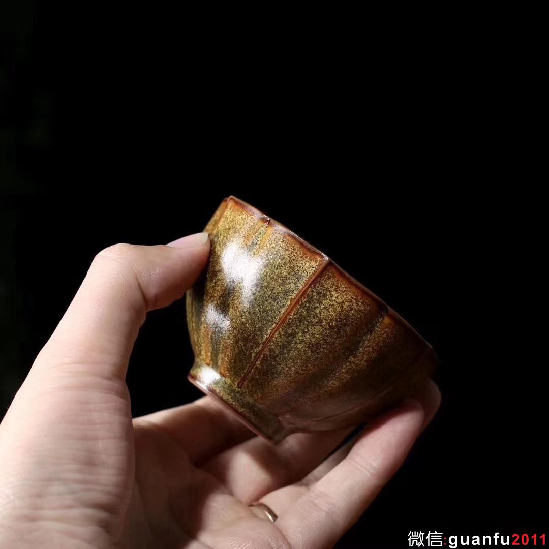 【作者】 陳愛(ài)明 作品 【品名】 茶葉沫釉 品茗杯 【規(guī)格】 口8.4高4.9 容量110ml 【制作】 手工 【包裝】禮盒包裝 附帶作者簡(jiǎn)介 【材質(zhì)】天然礦釉 【產(chǎn)地】浙江龍泉 【燒制溫度】1300度