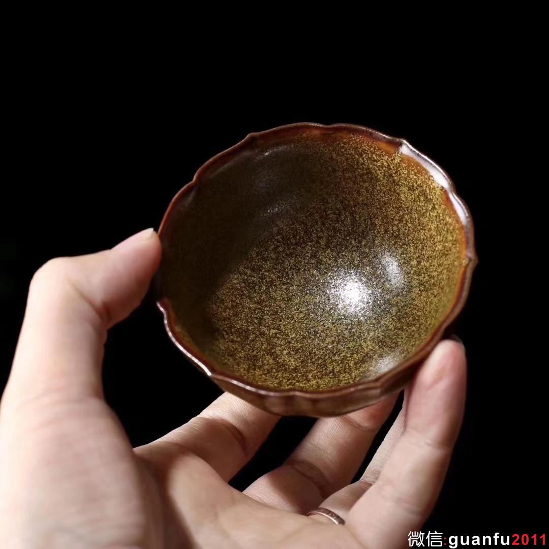 【作者】 陳愛(ài)明 作品 【品名】 茶葉沫釉 品茗杯 【規(guī)格】 口8.4高4.9 容量110ml 【制作】 手工 【包裝】禮盒包裝 附帶作者簡(jiǎn)介 【材質(zhì)】天然礦釉 【產(chǎn)地】浙江龍泉 【燒制溫度】1300度