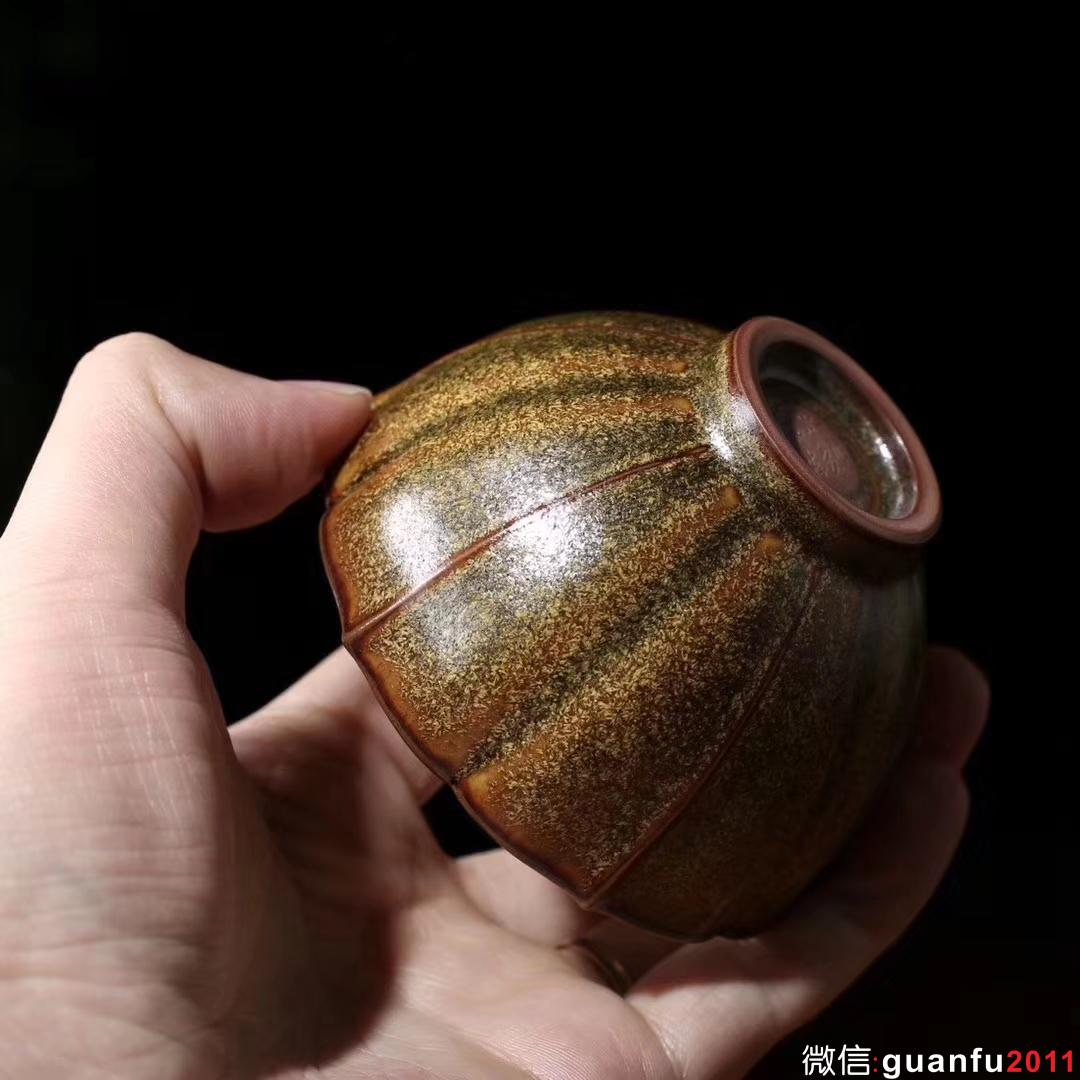 【作者】 陳愛(ài)明 作品 【品名】 茶葉沫釉 品茗杯 【規(guī)格】 口8.4高4.9 容量110ml 【制作】 手工 【包裝】禮盒包裝 附帶作者簡(jiǎn)介 【材質(zhì)】天然礦釉 【產(chǎn)地】浙江龍泉 【燒制溫度】1300度