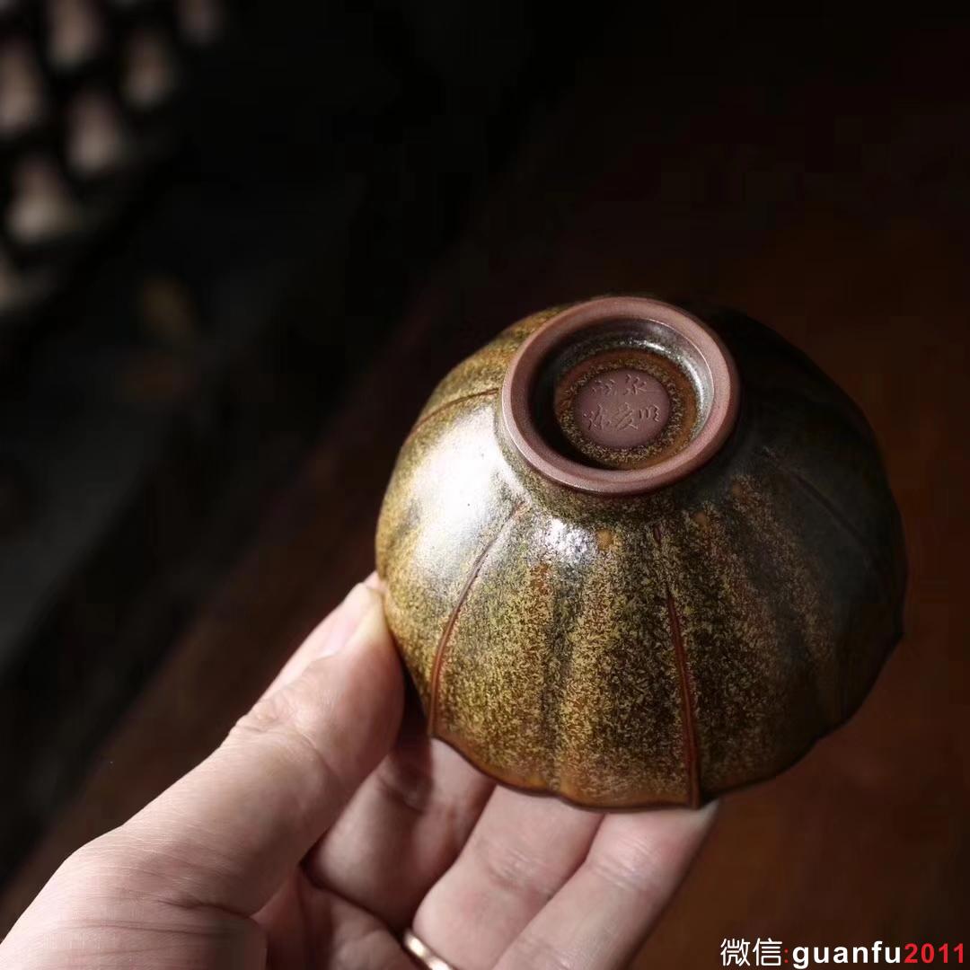 【作者】 陳愛(ài)明 作品 【品名】 茶葉沫釉 品茗杯 【規(guī)格】 口8.4高4.9 容量110ml 【制作】 手工 【包裝】禮盒包裝 附帶作者簡(jiǎn)介 【材質(zhì)】天然礦釉 【產(chǎn)地】浙江龍泉 【燒制溫度】1300度