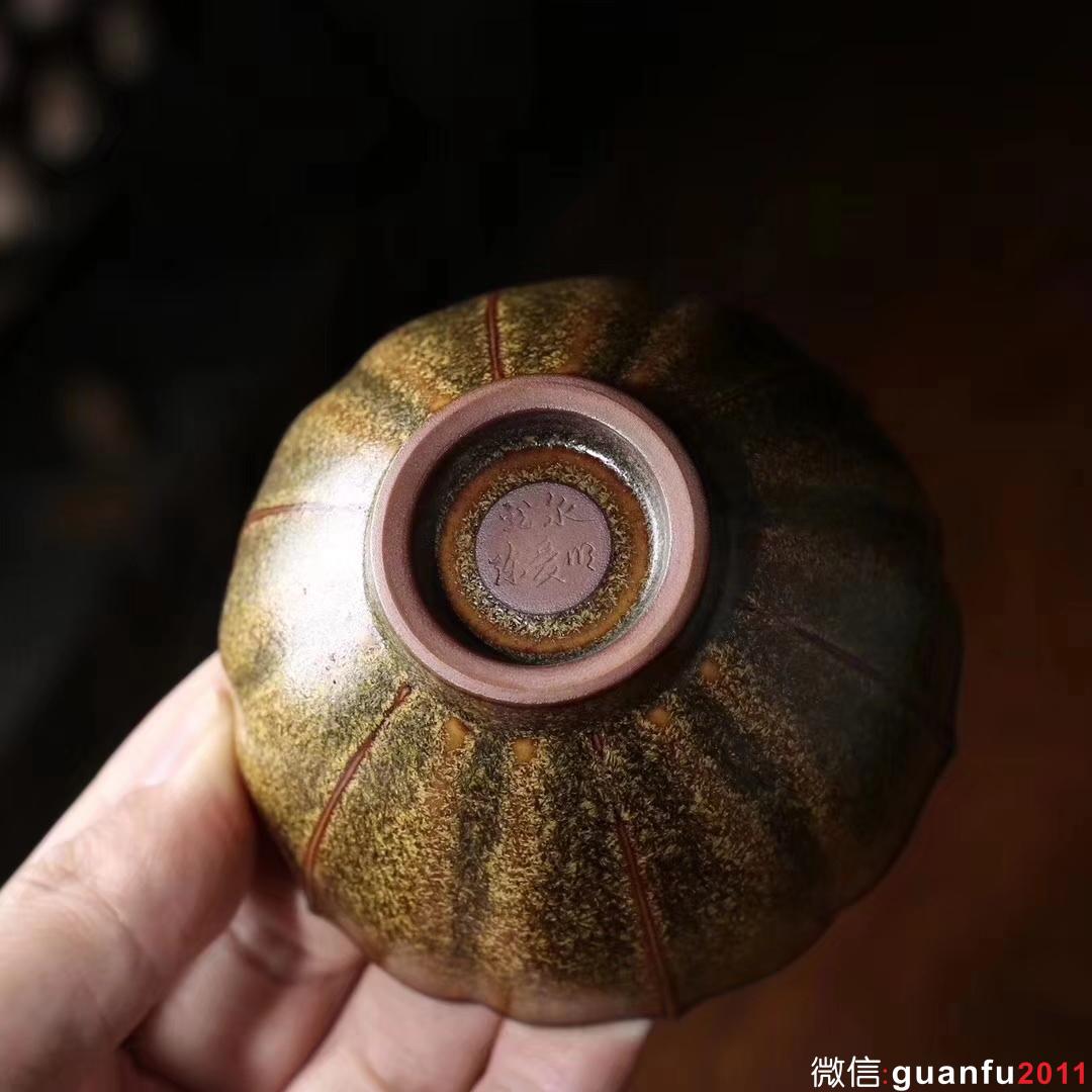 【作者】 陳愛(ài)明 作品 【品名】 茶葉沫釉 品茗杯 【規(guī)格】 口8.4高4.9 容量110ml 【制作】 手工 【包裝】禮盒包裝 附帶作者簡(jiǎn)介 【材質(zhì)】天然礦釉 【產(chǎn)地】浙江龍泉 【燒制溫度】1300度