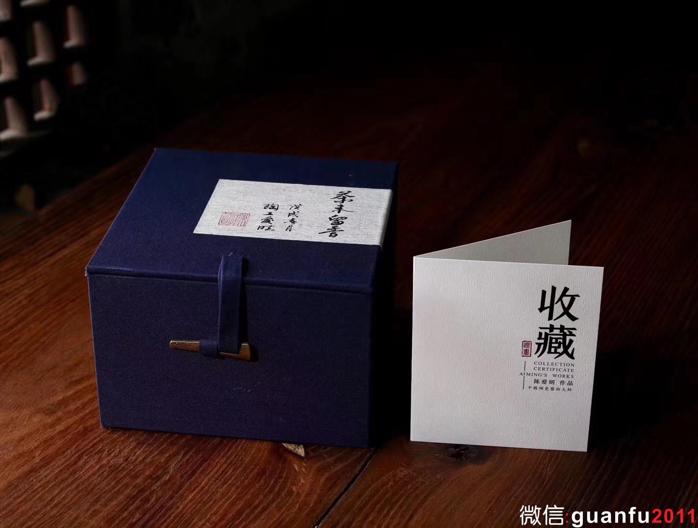 【作者】 陳愛(ài)明 作品 【品名】 茶葉沫釉 品茗杯 【規(guī)格】 口8.4高4.9 容量110ml 【制作】 手工 【包裝】禮盒包裝 附帶作者簡(jiǎn)介 【材質(zhì)】天然礦釉 【產(chǎn)地】浙江龍泉 【燒制溫度】1300度
