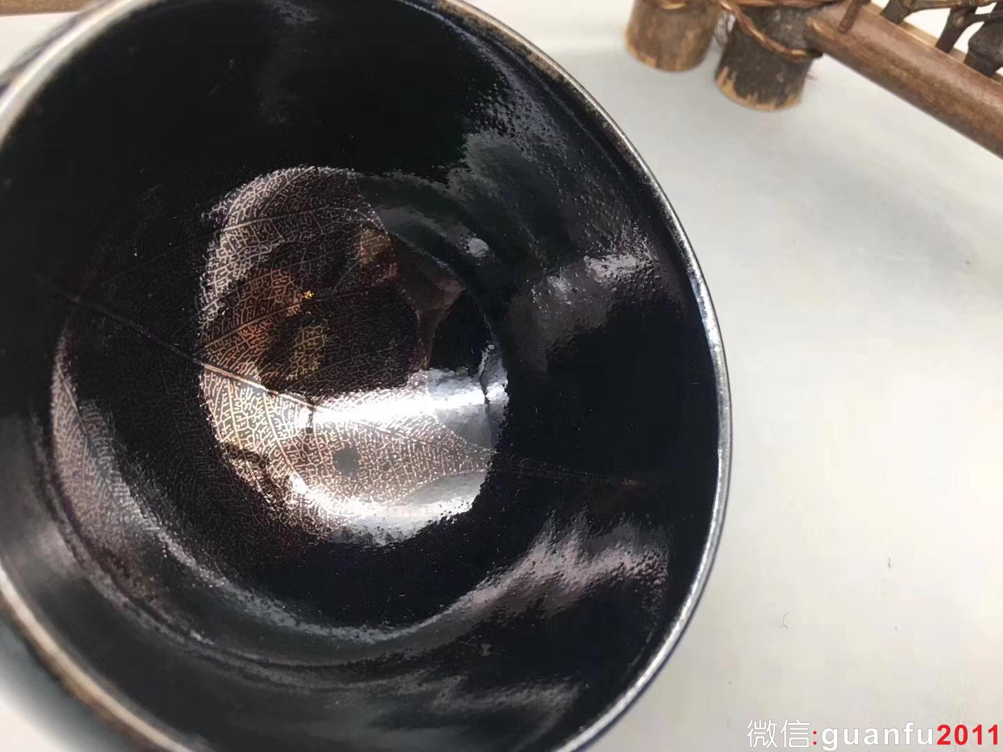 【作者】張中欽老師 作品 【品名】一葉菩提 【規(guī)格】8.0 x 5.3 cm  【制作】落款配證書  【品相】全品無暇 【材質(zhì)】鐵胎，天然礦釉 【產(chǎn)地】建陽·水吉 【燒制溫度】1300度