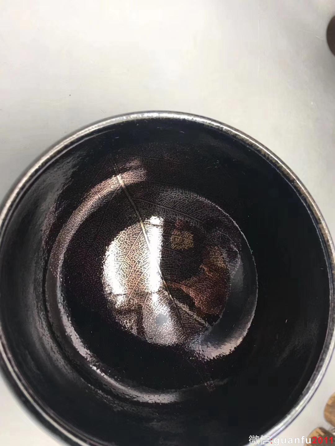 【作者】張中欽老師 作品 【品名】一葉菩提 【規(guī)格】8.0 x 5.3 cm  【制作】落款配證書  【品相】全品無暇 【材質(zhì)】鐵胎，天然礦釉 【產(chǎn)地】建陽·水吉 【燒制溫度】1300度