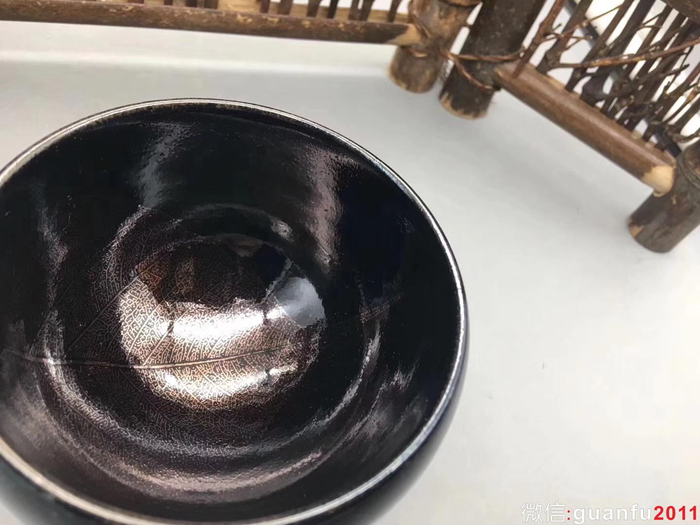 【作者】張中欽老師 作品 【品名】一葉菩提 【規(guī)格】8.0 x 5.3 cm  【制作】落款配證書  【品相】全品無暇 【材質(zhì)】鐵胎，天然礦釉 【產(chǎn)地】建陽·水吉 【燒制溫度】1300度