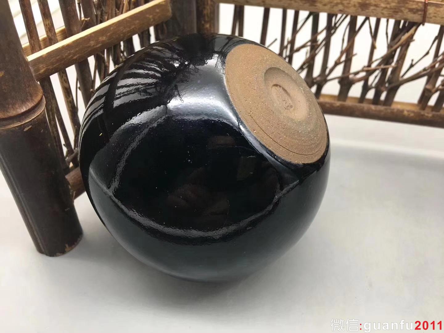 【作者】張中欽老師 作品 【品名】一葉菩提 【規(guī)格】8.0 x 5.3 cm  【制作】落款配證書  【品相】全品無暇 【材質(zhì)】鐵胎，天然礦釉 【產(chǎn)地】建陽·水吉 【燒制溫度】1300度