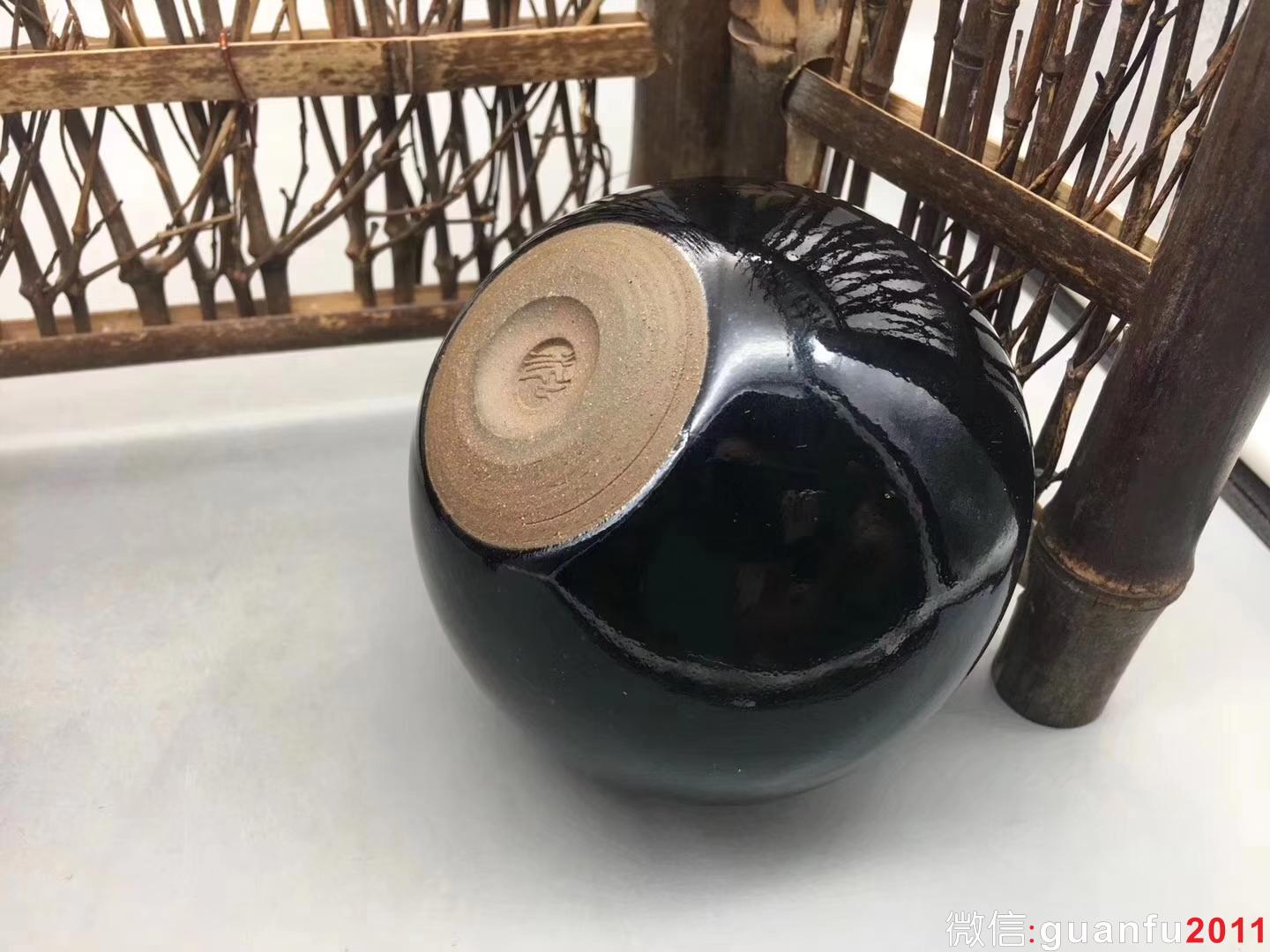 【作者】張中欽老師 作品 【品名】一葉菩提 【規(guī)格】8.0 x 5.3 cm  【制作】落款配證書  【品相】全品無暇 【材質(zhì)】鐵胎，天然礦釉 【產(chǎn)地】建陽·水吉 【燒制溫度】1300度