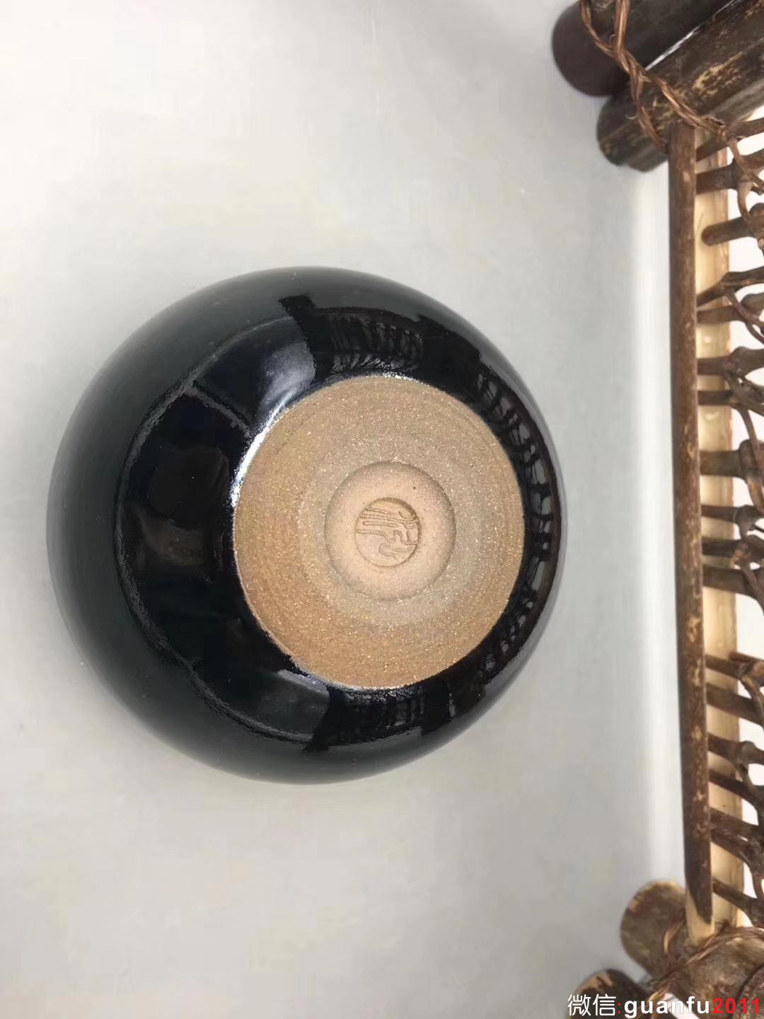 【作者】張中欽老師 作品 【品名】一葉菩提 【規(guī)格】8.0 x 5.3 cm  【制作】落款配證書  【品相】全品無暇 【材質(zhì)】鐵胎，天然礦釉 【產(chǎn)地】建陽·水吉 【燒制溫度】1300度