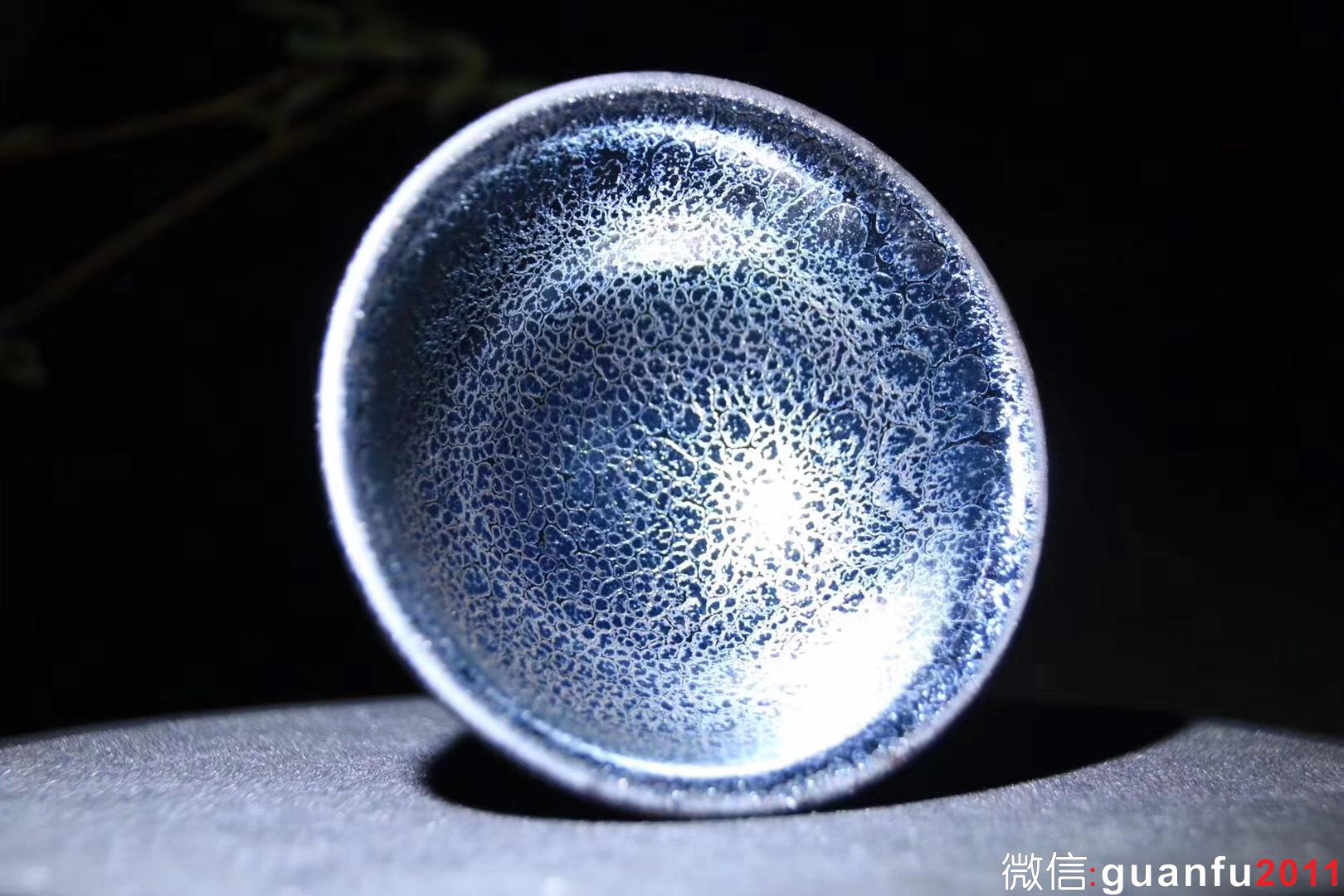 【作者】陳葉琦老師 作品 【品名】天眼 【規(guī)格】9 x 4.5 cm  【制作】落款配證書  【品相】全品無暇 【材質(zhì)】鐵胎，天然礦釉 【產(chǎn)地】建陽·水吉 【燒制溫度】1300度