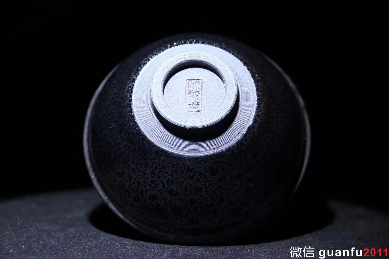 【作者】陳葉琦老師 作品 【品名】天眼 【規(guī)格】9 x 4.5 cm  【制作】落款配證書  【品相】全品無暇 【材質(zhì)】鐵胎，天然礦釉 【產(chǎn)地】建陽·水吉 【燒制溫度】1300度