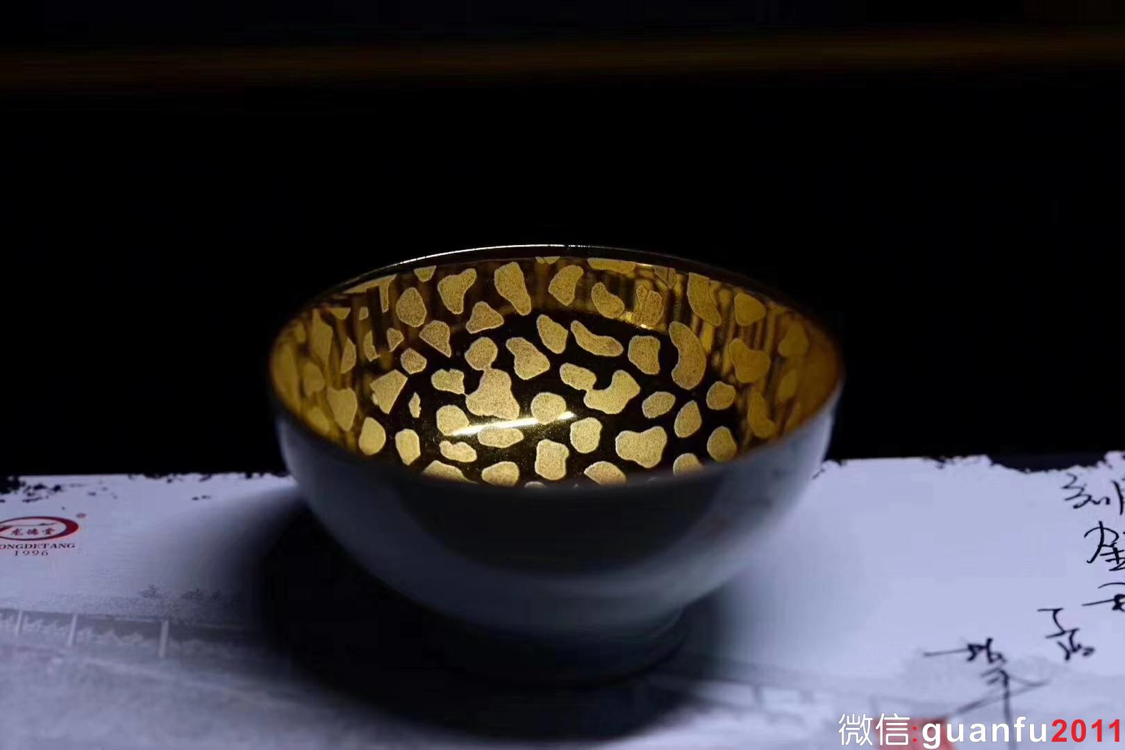 【青瓷刻金釉 】 范澤鋒老師作品 口徑：7.5 高4.5左右