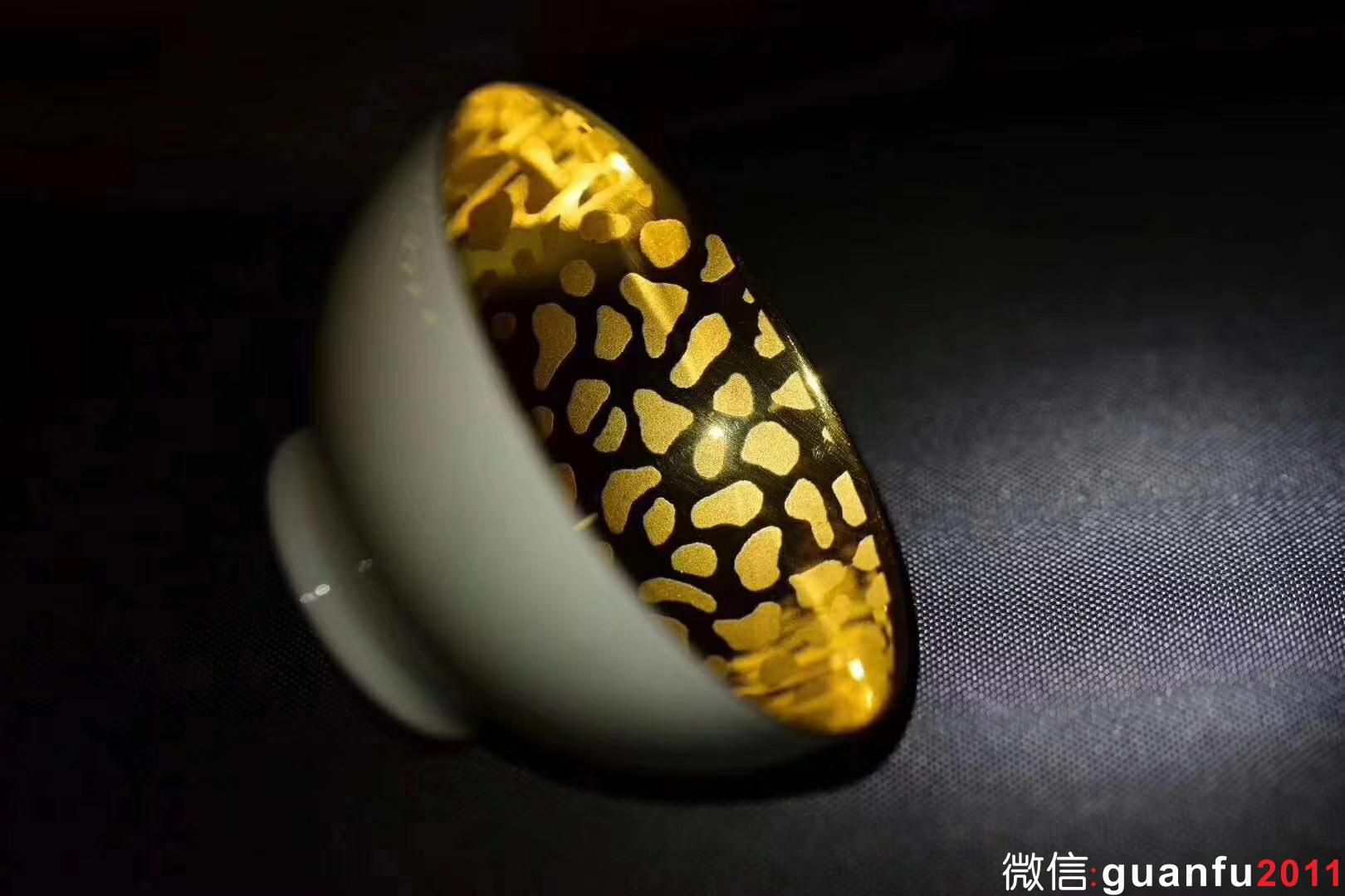 【青瓷刻金釉 】 范澤鋒老師作品 口徑：7.5 高4.5左右