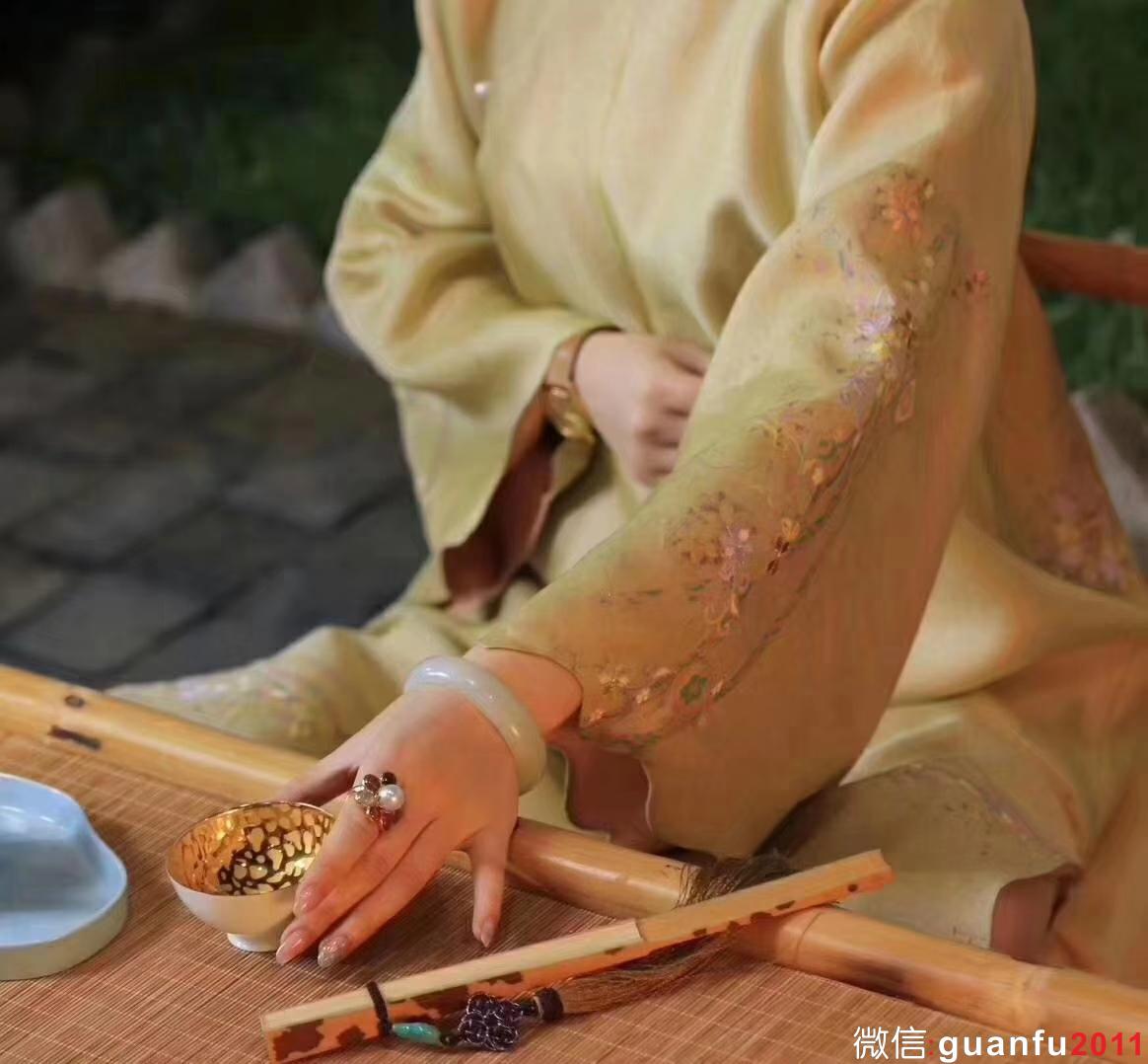 【青瓷刻金釉 】 范澤鋒老師作品 口徑：7.5 高4.5左右