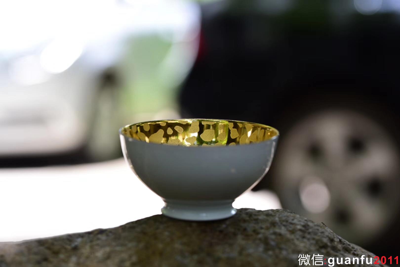 青如天 明如鏡 薄如紙 聲如磬   【青瓷刻金釉 】 范澤鋒老師作品   豐字款  口徑：7.5 高4.5左右