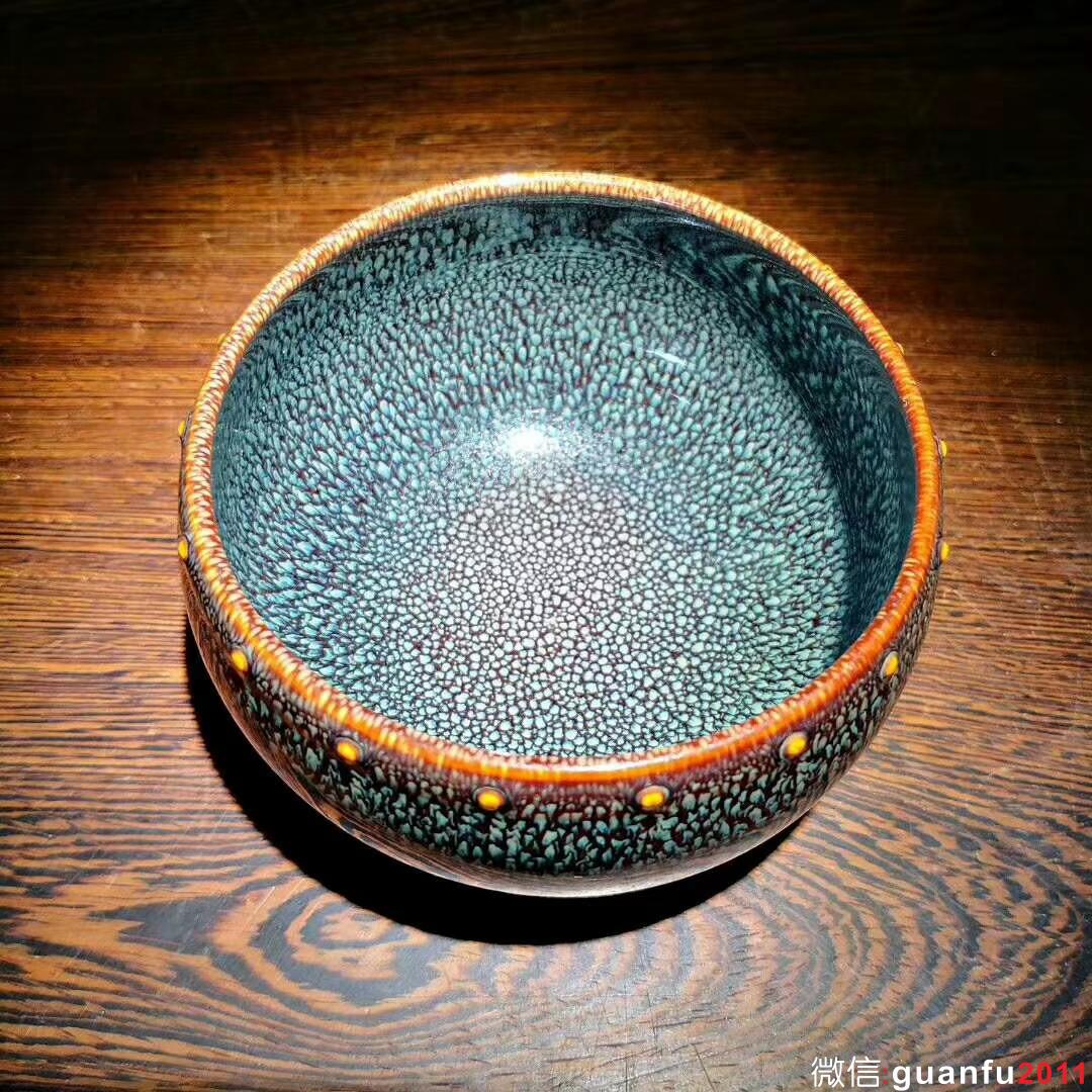 范澤鋒大師～金鼓蟬鳴盞 器型為斂口,碗口圓潤，盞器內(nèi)皆施黑 釉，黑釉色澤深沉。