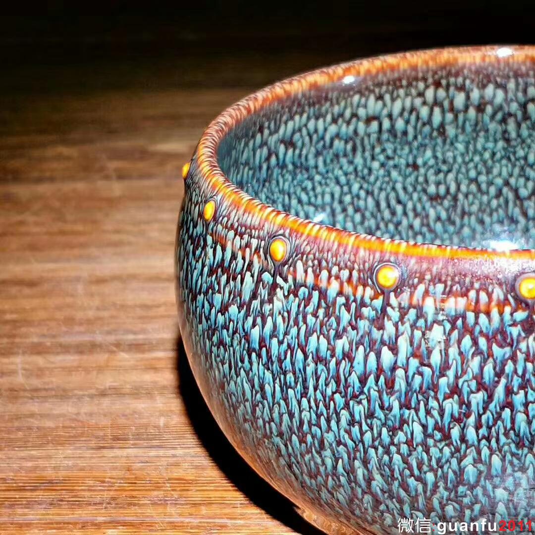 范澤鋒大師～金鼓蟬鳴盞 器型為斂口,碗口圓潤，盞器內(nèi)皆施黑 釉，黑釉色澤深沉。