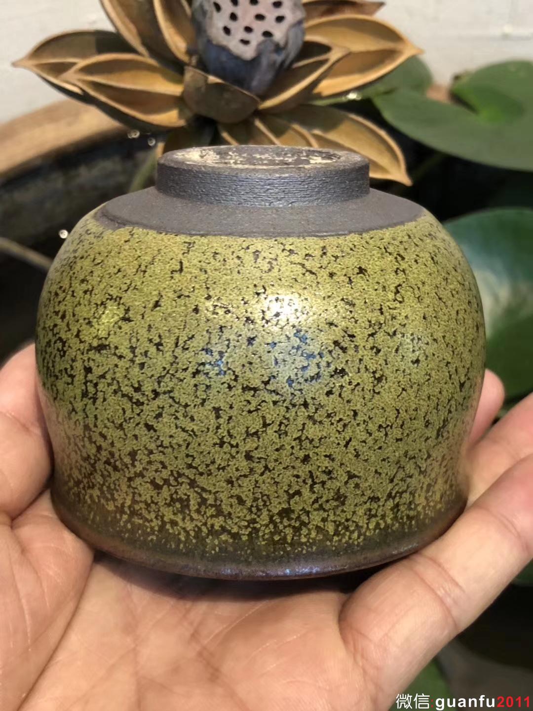 李盞 李遠(yuǎn)興老師 柴燒 單色釉 茶綠釉 龍窯柴燒 手握杯子