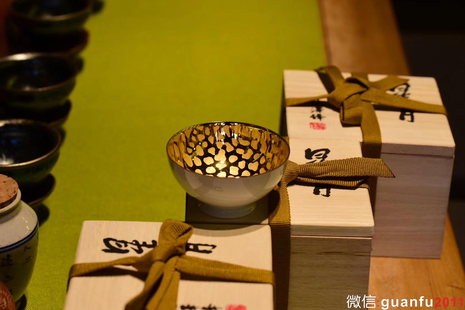 【青瓷刻金釉 】   戊戌年  范澤鋒老師作品   豐字款  口徑：7.5 高4.5左右