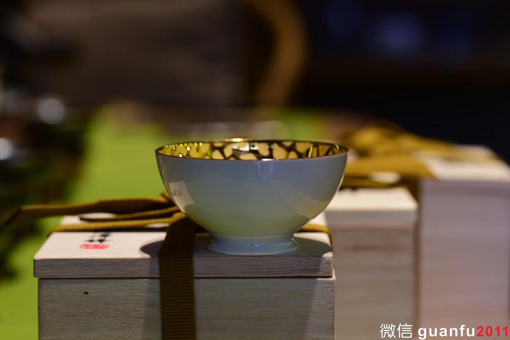 【青瓷刻金釉 】   戊戌年  范澤鋒老師作品   豐字款  口徑：7.5 高4.5左右