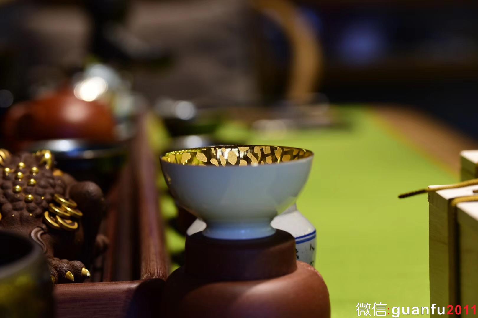 【青瓷刻金釉 】   戊戌年  范澤鋒老師作品   豐字款  口徑：7.5 高4.5左右