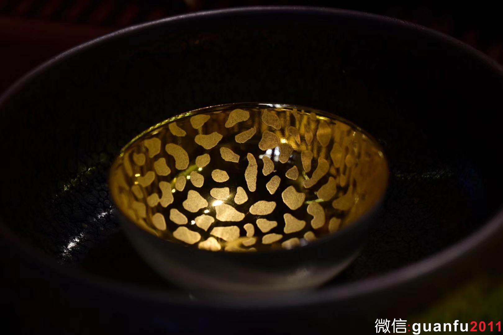 【青瓷刻金釉 】   戊戌年  范澤鋒老師作品   豐字款  口徑：7.5 高4.5左右
