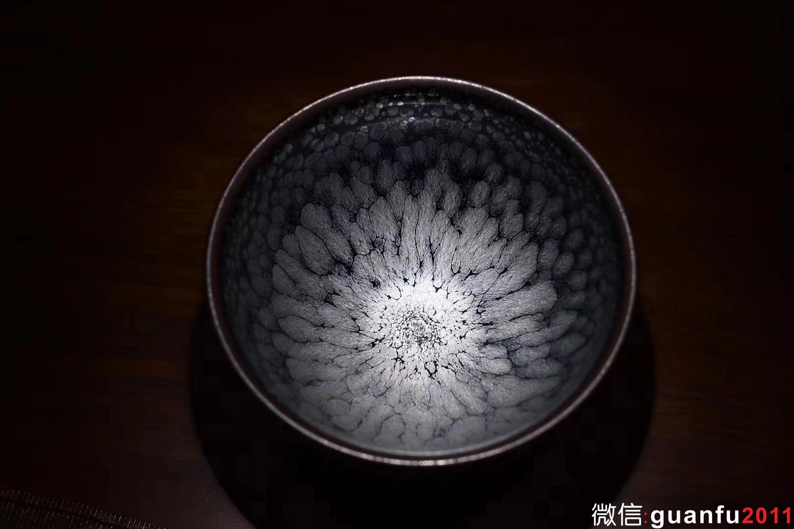 【素心】 斑紋的結晶體如 泛著藍光 束口：8.7*5.7公分 嚴小華全手制