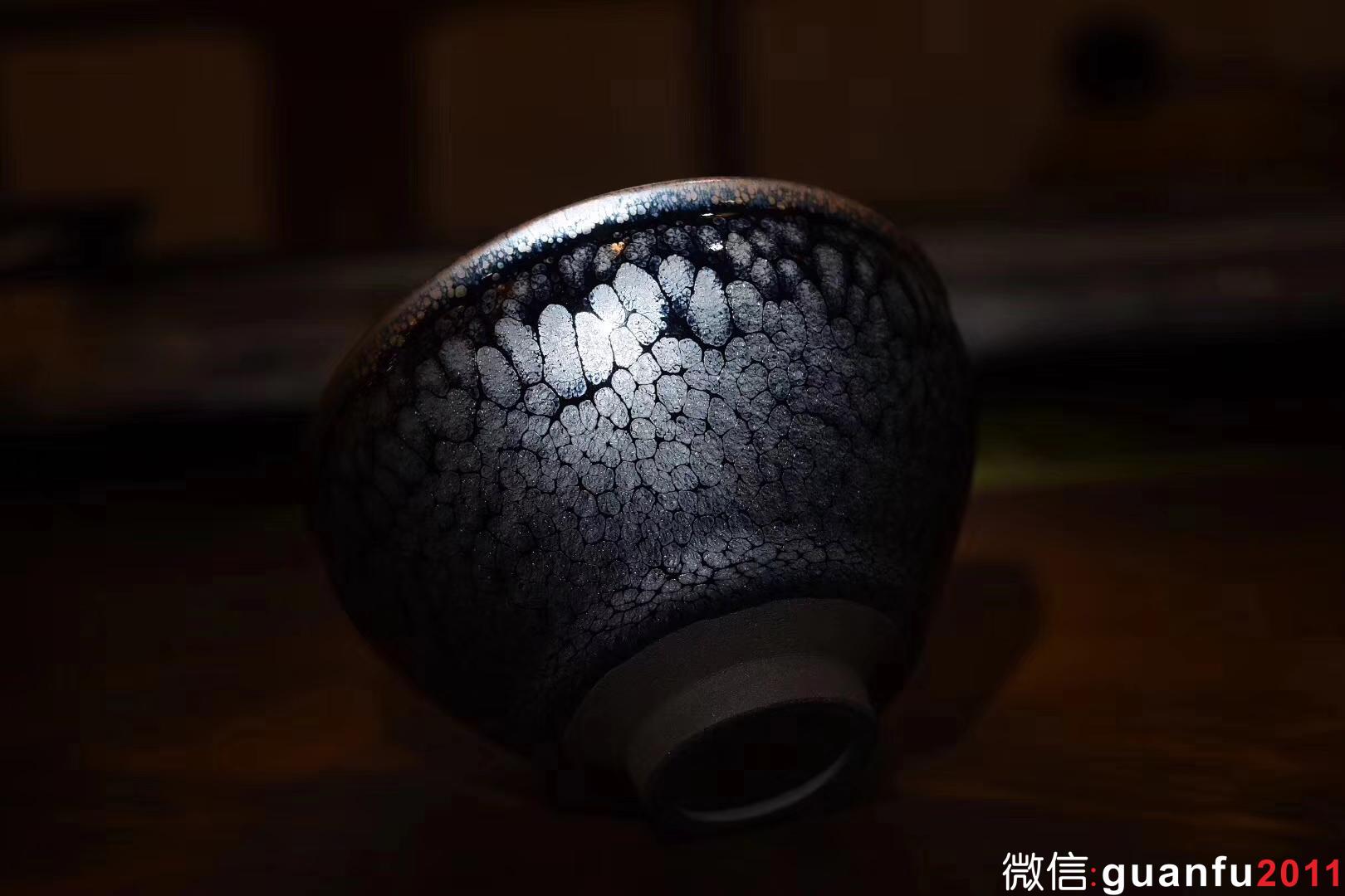 【素心】 斑紋的結晶體如 泛著藍光 束口：8.7*5.7公分 嚴小華全手制