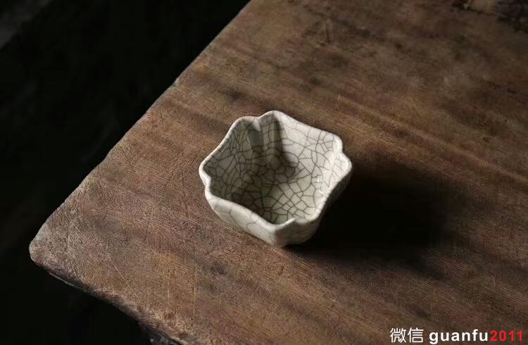 葉維德傳世哥窯四方杯 高度:約4.1厘米  口徑:約8.3厘米