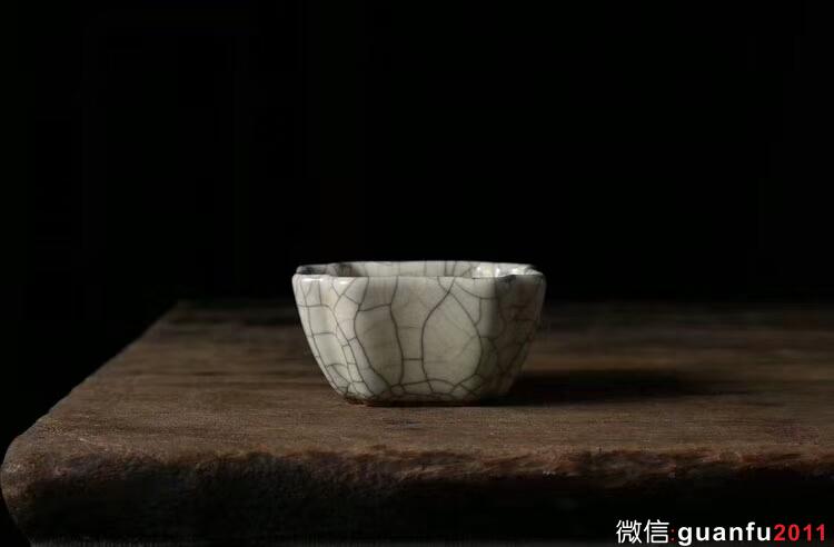 葉維德傳世哥窯四方杯 高度:約4.1厘米  口徑:約8.3厘米