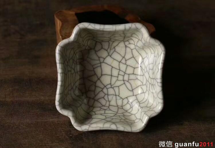 葉維德傳世哥窯四方杯 高度:約4.1厘米  口徑:約8.3厘米