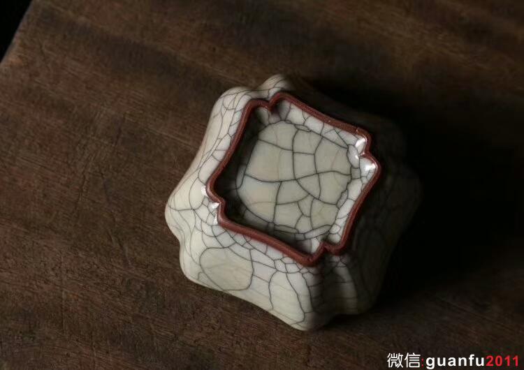 葉維德傳世哥窯四方杯 高度:約4.1厘米  口徑:約8.3厘米