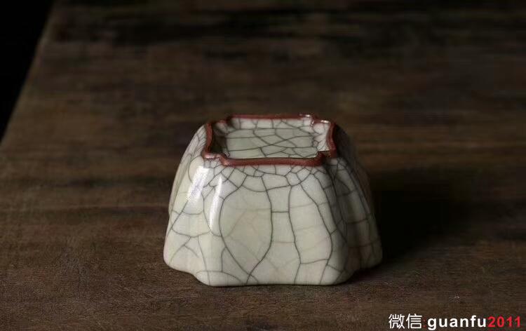 葉維德傳世哥窯四方杯 高度:約4.1厘米  口徑:約8.3厘米