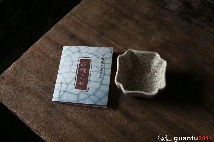 葉維德傳世哥窯四方杯 高度:約4.1厘米  口徑:約8.3厘米