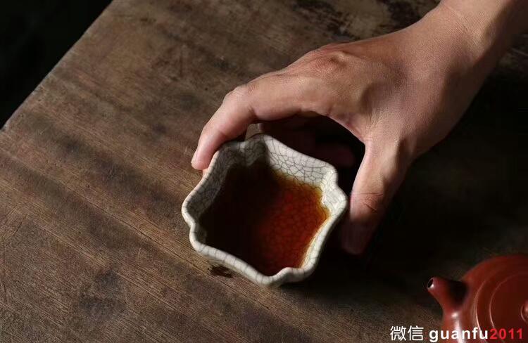 葉維德傳世哥窯四方杯 高度:約4.1厘米  口徑:約8.3厘米