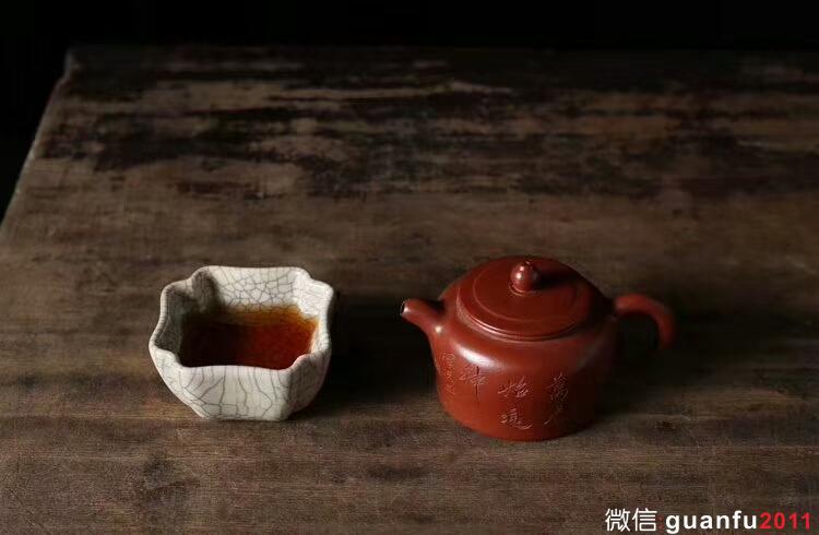 葉維德傳世哥窯四方杯 高度:約4.1厘米  口徑:約8.3厘米