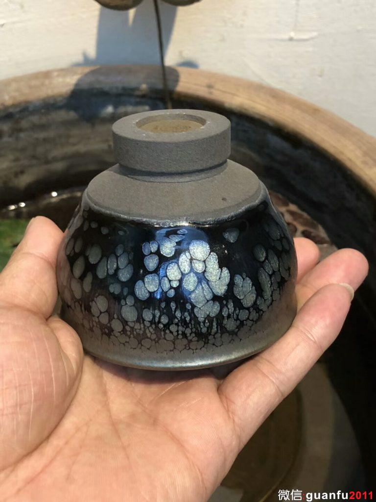 金油滴開創(chuàng)者 黃美金老師作品 空谷幽蘭十八周年紀念款規(guī)格：8*6.7公分