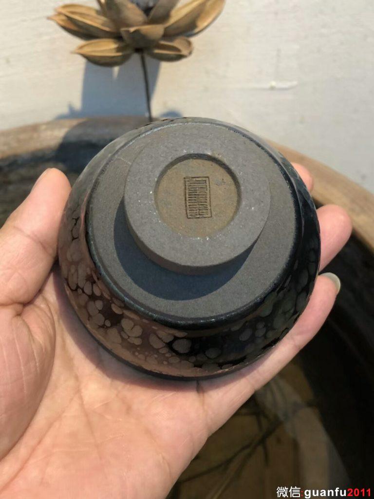 金油滴開創(chuàng)者 黃美金老師作品 空谷幽蘭十八周年紀念款規(guī)格：8*6.7公分