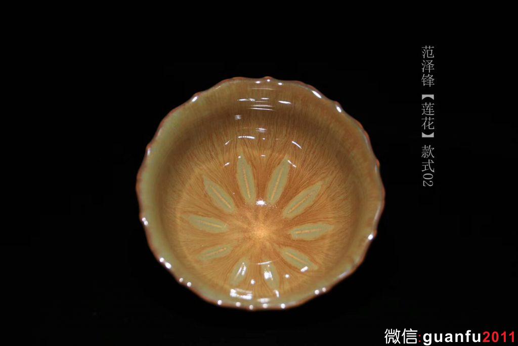 大國(guó)工匠 作者:范澤鋒 作品:蓮花 【呤賞煙霞】 口徑:10.5cm*6.5cm