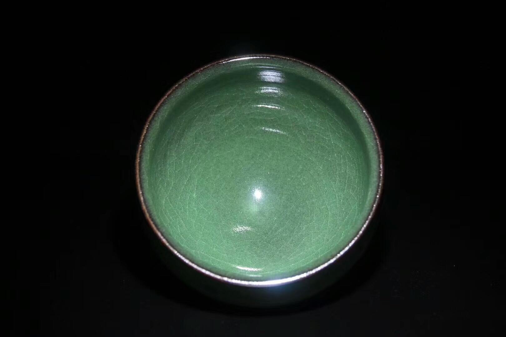 范永壽老師 作品 龍窯柴燒翡翠綠開片紋理清晰，溫潤如玉，使用后開片更漂亮[愉快]喜歡的老鐵來吧[捂臉][勾引]